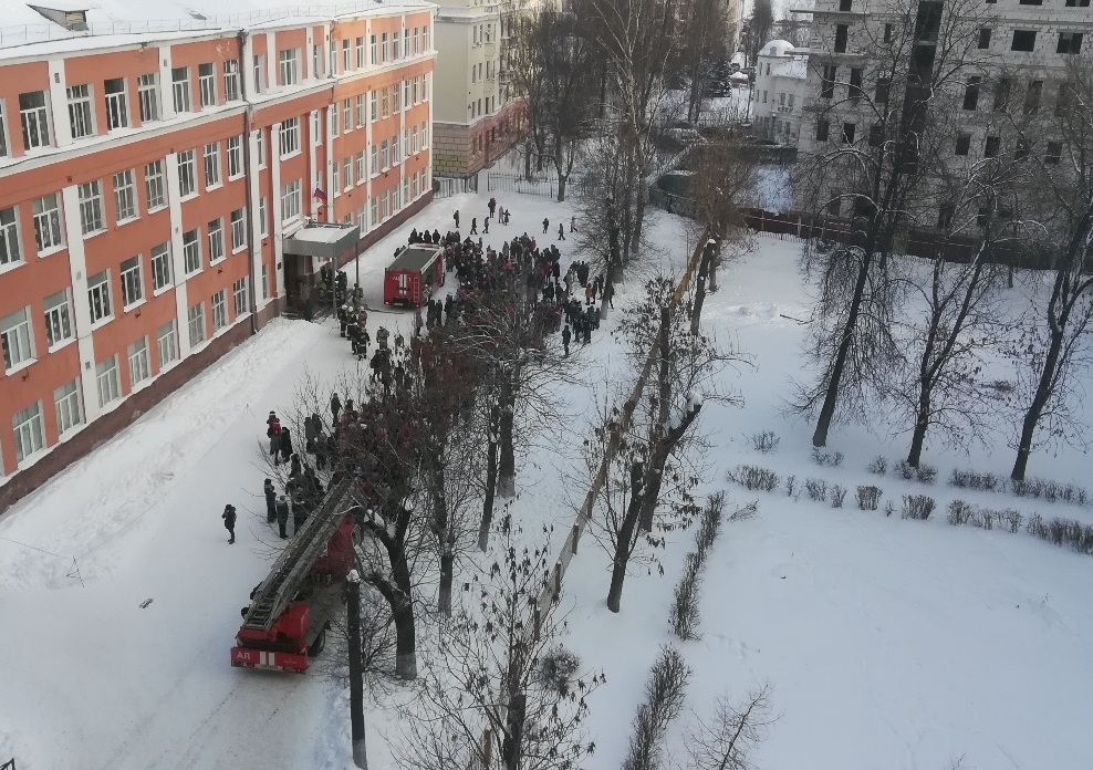 Из ярославской школы эвакуировали учеников и учителей: на месте дежурят спасатели