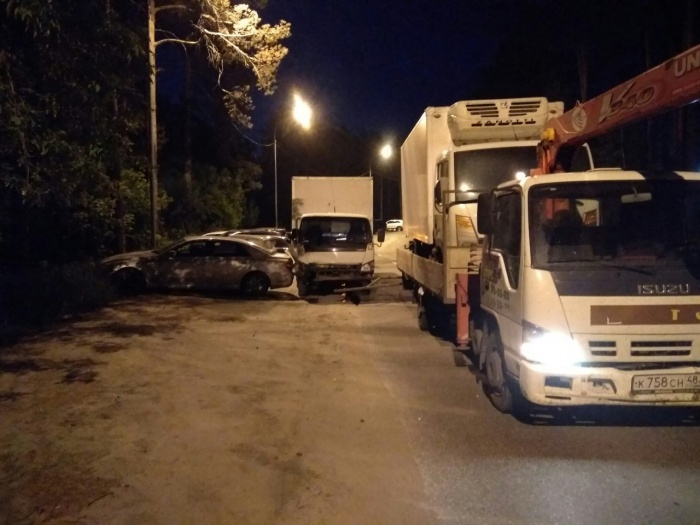 На повороте у грузового автомобиля порвало сцепку На повороте у грузового автомобиля порвало сцепку