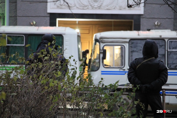 В здании ФСБ самодельную бомбу взорвал 17-летний архангельский студент В здании ФСБ самодельную бомбу взорвал 17-летний архангельский студент