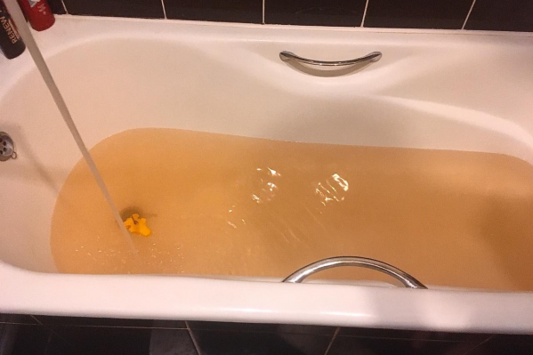 Вода пахнет и моментально окрашивает сантехнику Вода пахнет и моментально окрашивает сантехнику