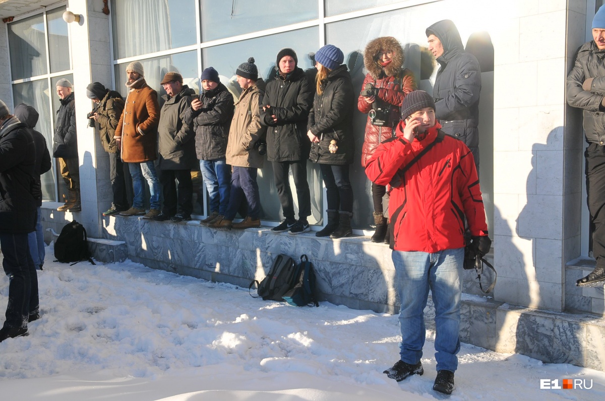 Толпы на крыльце цирка Толпы на крыльце цирка