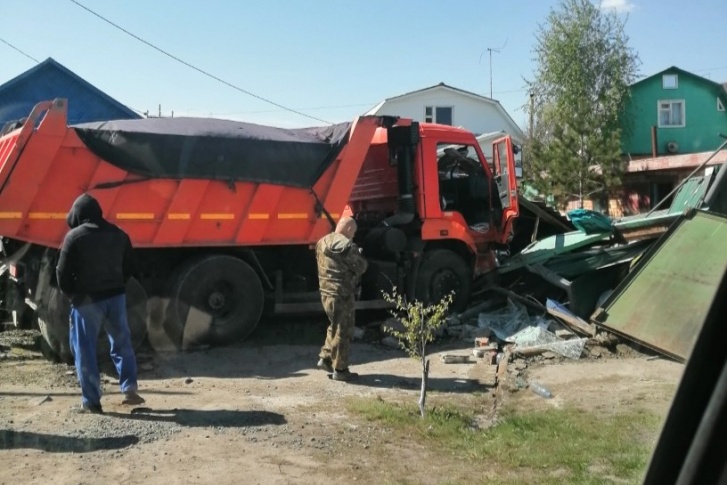 От гаража осталась только груда кирпичей От гаража осталась только груда кирпичей