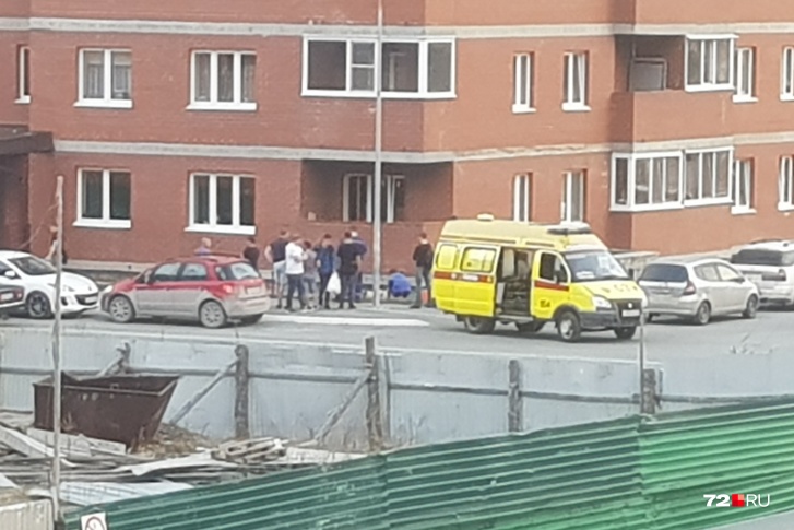 По словам очевидцев, выпавший мужчина был в нижнем белье По словам очевидцев, выпавший мужчина был в нижнем белье