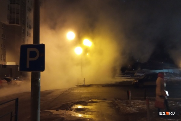 Парковку полностью затопило водой Парковку полностью затопило водой