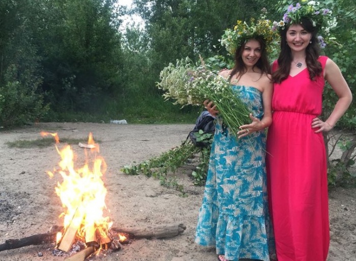 Девушки прыгали через костёр и пускали по воде венки Девушки прыгали через костёр и пускали по воде венки