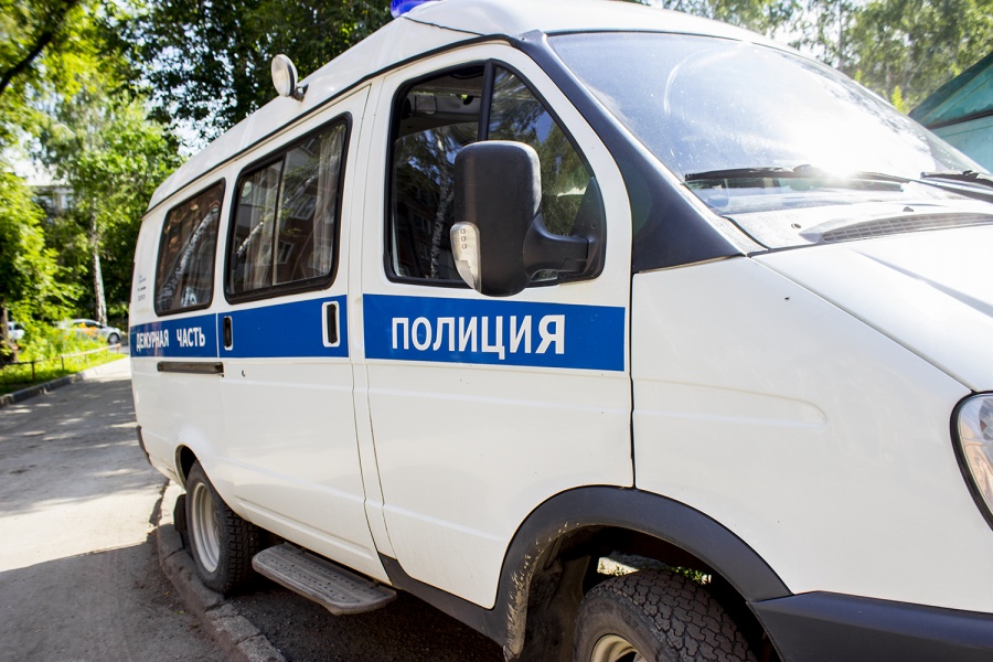 Массовая потасовка завершилась стрельбой на стоянке в Новосибирске