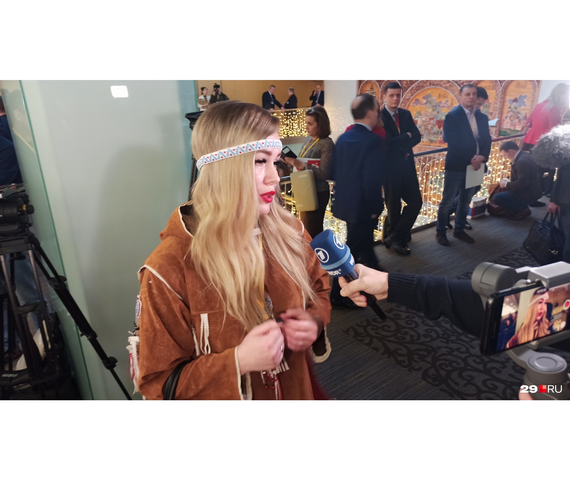 Наверное, мне можно было бы поехать в северном кокошнике, но маскарад и без этого пестрил образами Наверное, мне можно было бы поехать в северном кокошнике, но маскарад и без этого пестрил образами