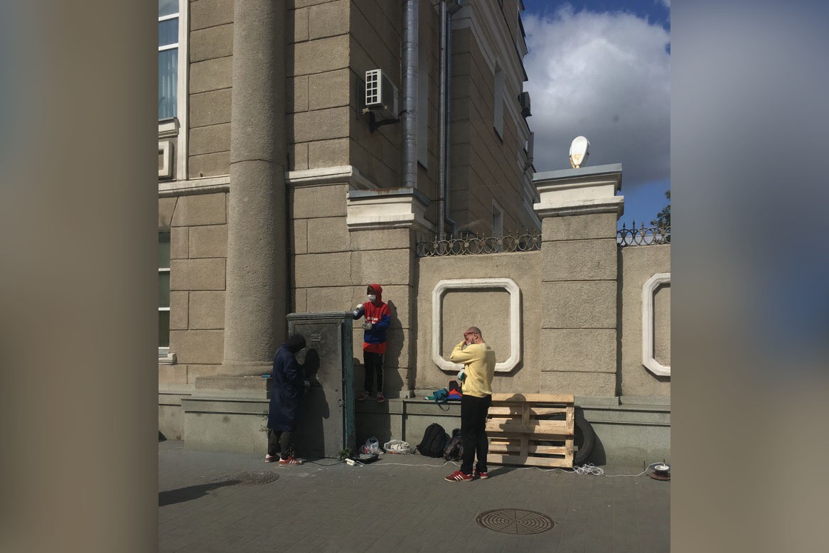 Очистка шкафа от объявлений и старой краски заняла три дня Очистка шкафа от объявлений и старой краски заняла три дня 