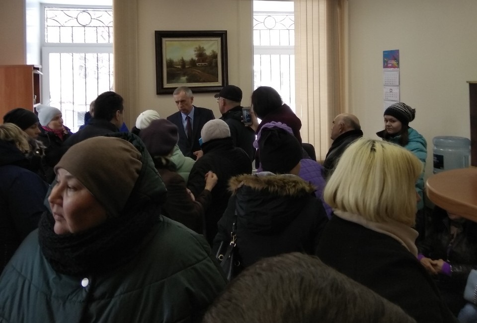Глава Минстроя Виктор Тупикин вышел к дольщикам, но никакой конкретики от чиновника они вновь не услышали Глава Минстроя Виктор Тупикин вышел к дольщикам, но никакой конкретики от чиновника они вновь не услышали