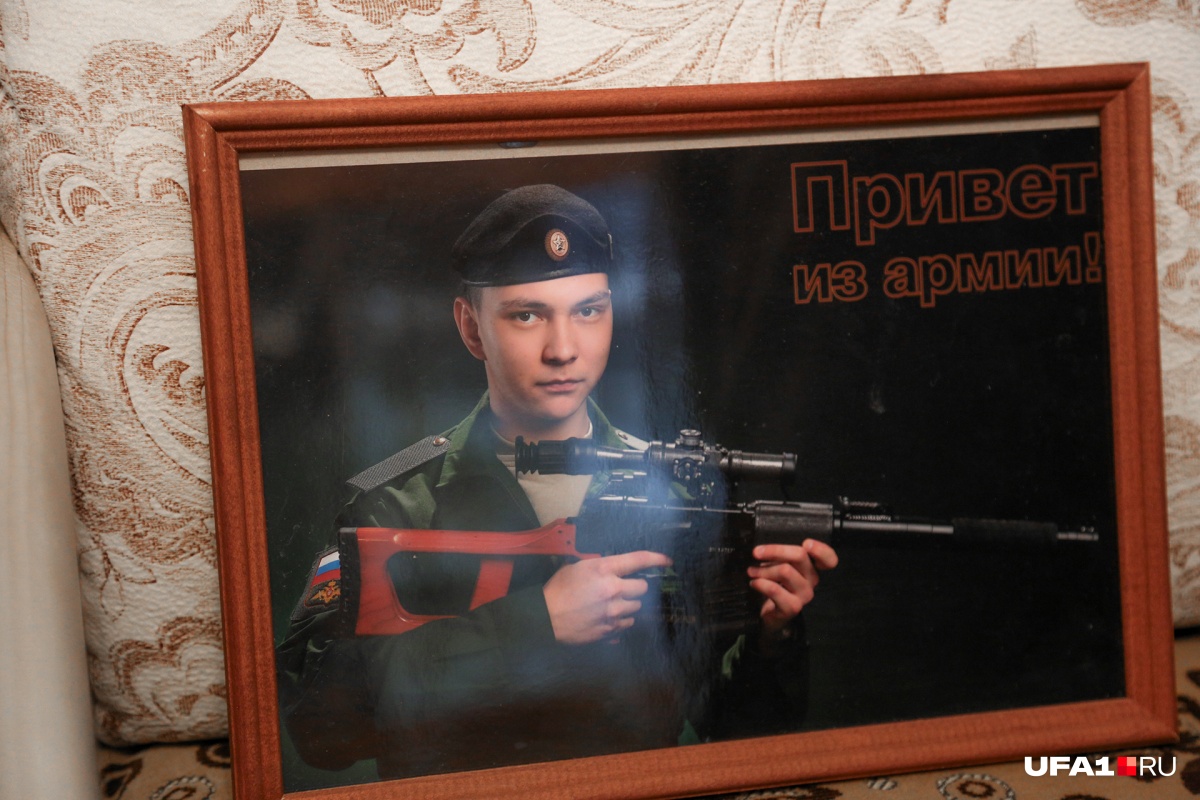 На похоронах друзья и близкие парня заполнили всю мечеть На похоронах друзья и близкие парня заполнили всю мечеть