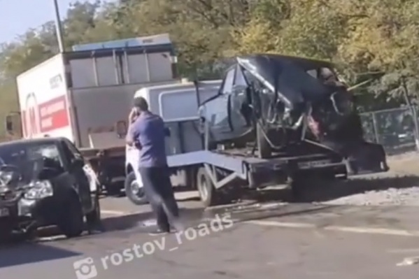 Заднюю часть ВАЗ-2107 от удара сплющило Заднюю часть ВАЗ-2107 от удара сплющило