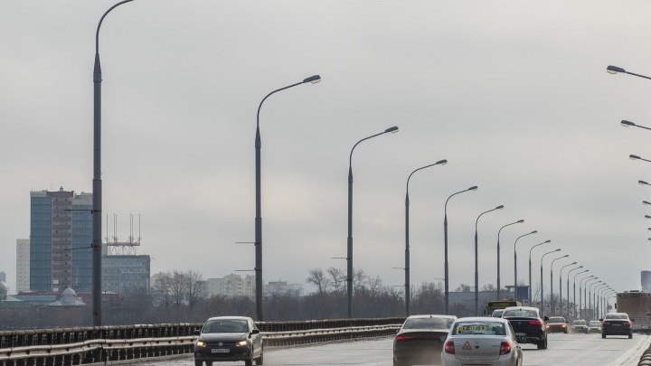 Будут закрывать по две полосы: в выходные в Перми ограничат движение по Коммунальному мосту