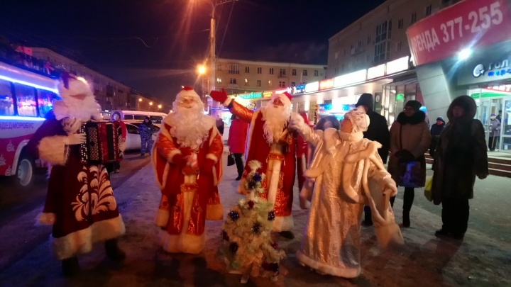 По Омску ездит новогодний «Дед Моробус»