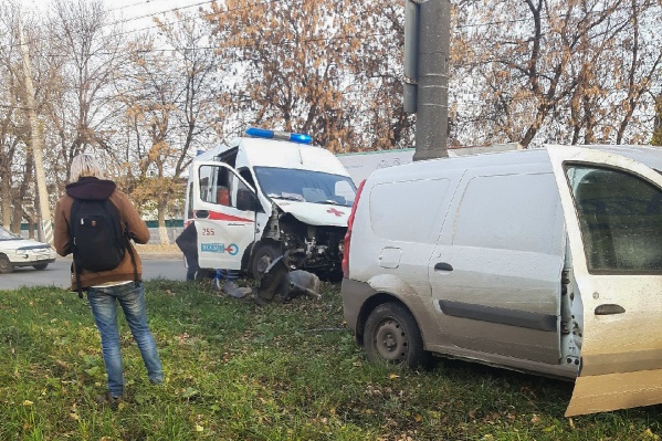 Один из автомобилей выбросило на газон Один из автомобилей выбросило на газон