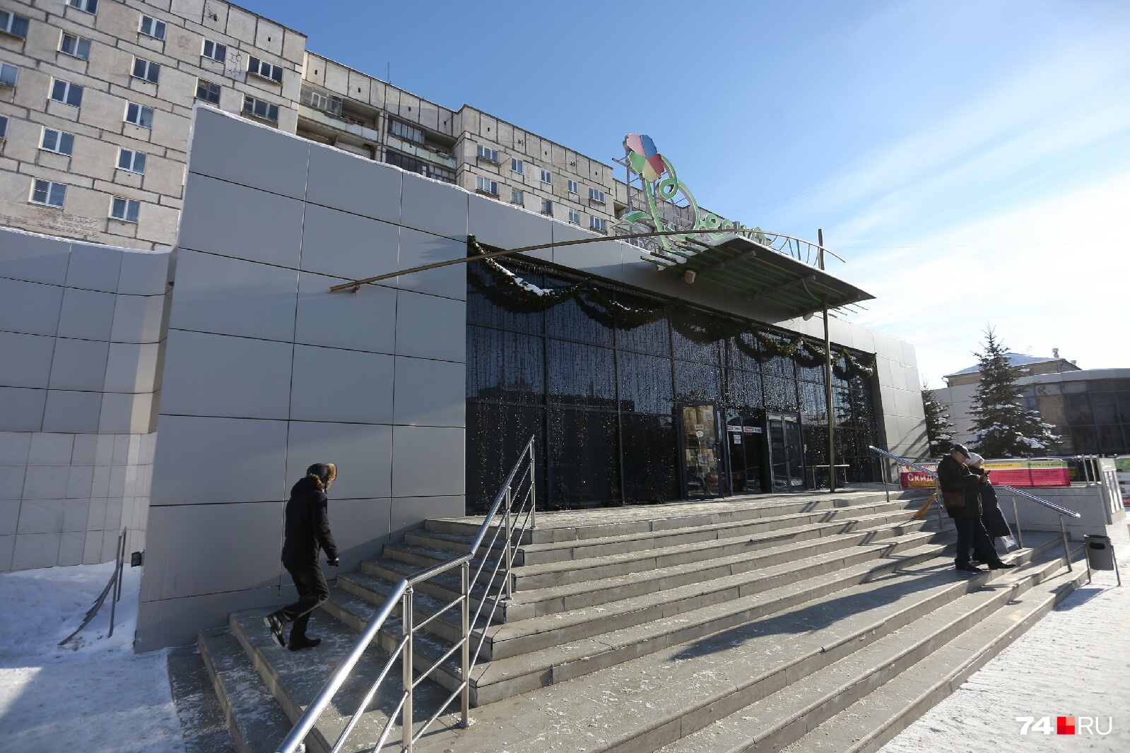 Работники торгового центра подтвердили, что к ним приезжали кинологи, но закрывать магазин не стали Работники торгового центра подтвердили, что к ним приезжали кинологи, но закрывать магазин не стали