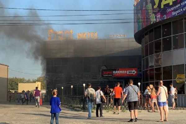Здание загорелось внутри после шести вечера Здание загорелось внутри после шести вечера 