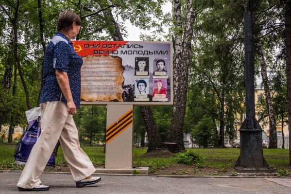 На днях вандалы порезали портреты погибших в Афганистане военнослужащих, которые стоят в Павловском сквере На днях вандалы порезали портреты погибших в Афганистане военнослужащих, которые стоят в Павловском сквере 