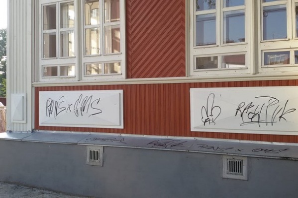 Это не первый акт вандализма в сквере, там уже ломали скамейки Это не первый акт вандализма в сквере, там уже ломали скамейки