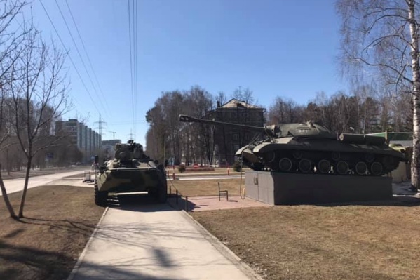 На дорожке для пешеходов припарковался БТР, заехав при этом колёсами и на газон На дорожке для пешеходов припарковался БТР, заехав при этом колёсами и на газон