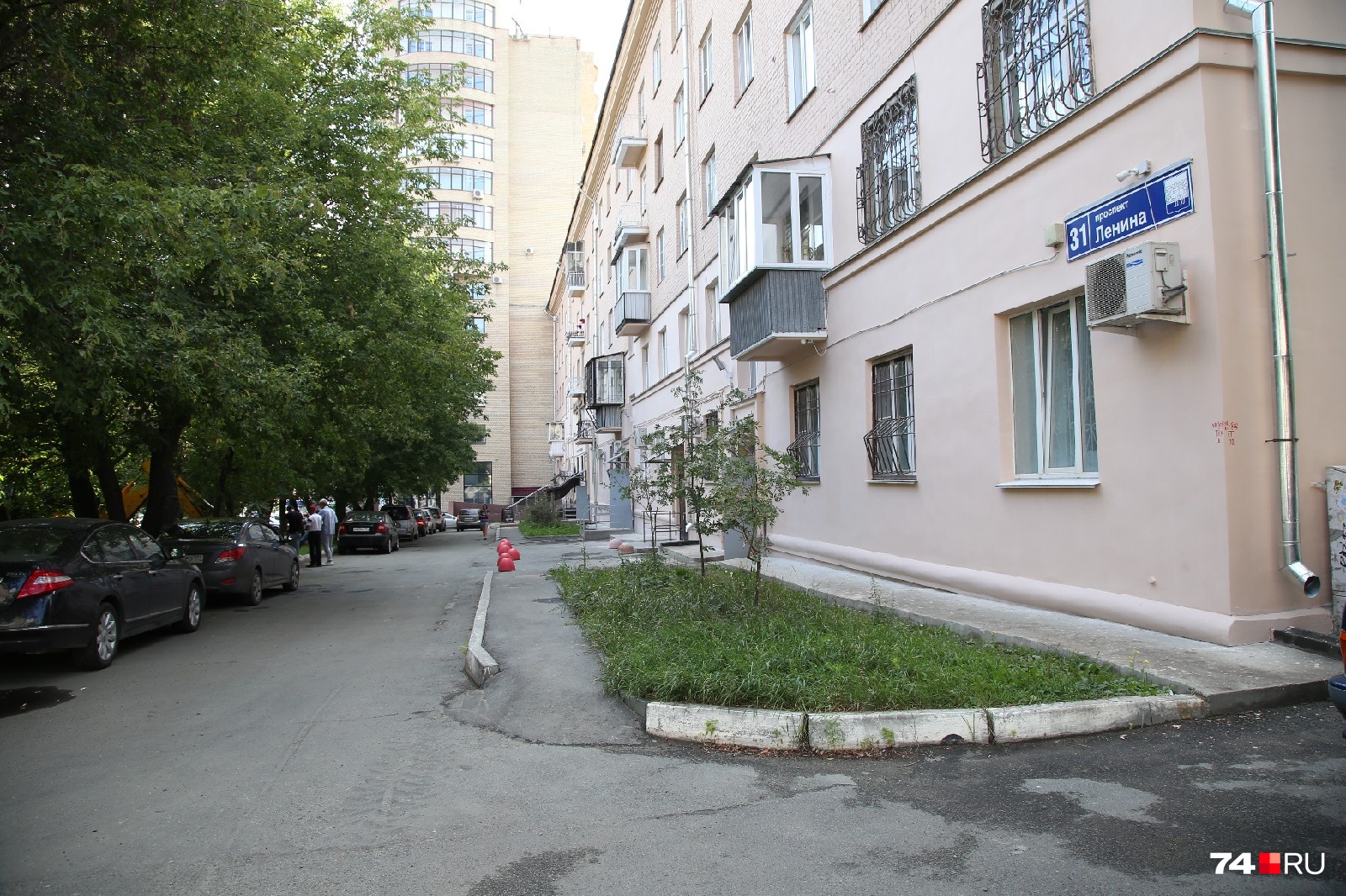 От дома до сквера всего несколько метров. Он единственный отделяет двор от оживлённого проспекта От дома до сквера всего несколько метров. Он единственный отделяет двор от оживлённого проспекта