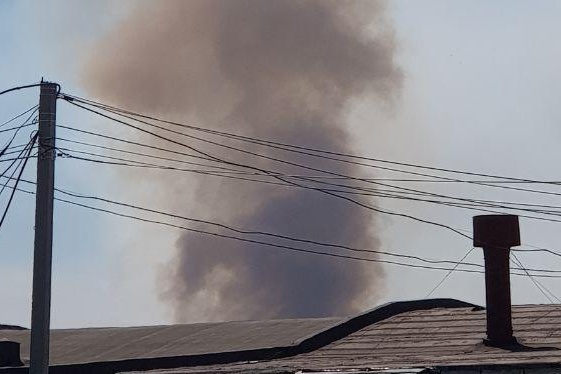 Дым со свалки со стороны складов на Толмачёвской Дым со свалки со стороны складов на Толмачёвской
