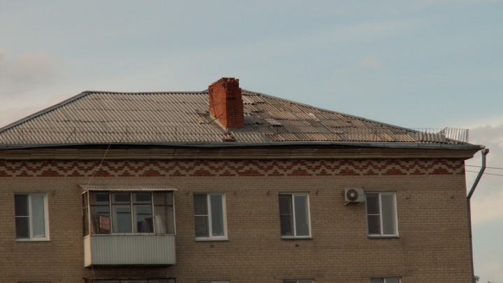 «Крыша как решето»: ремонт кровли возмутил жителей челябинской «сталинки»