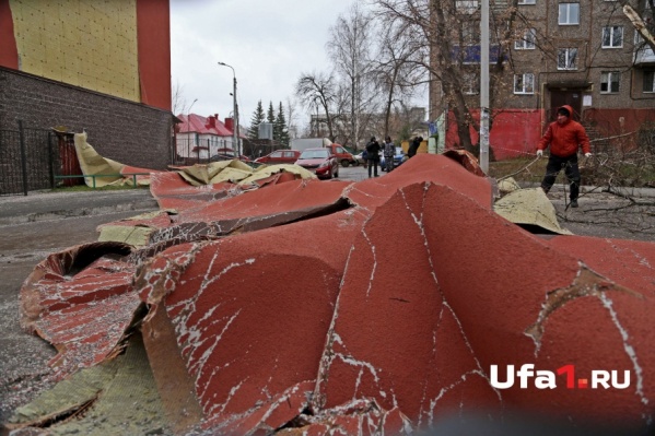 Падая, облицовка повалила несколько деревьев. Падая, облицовка повалила несколько деревьев.
