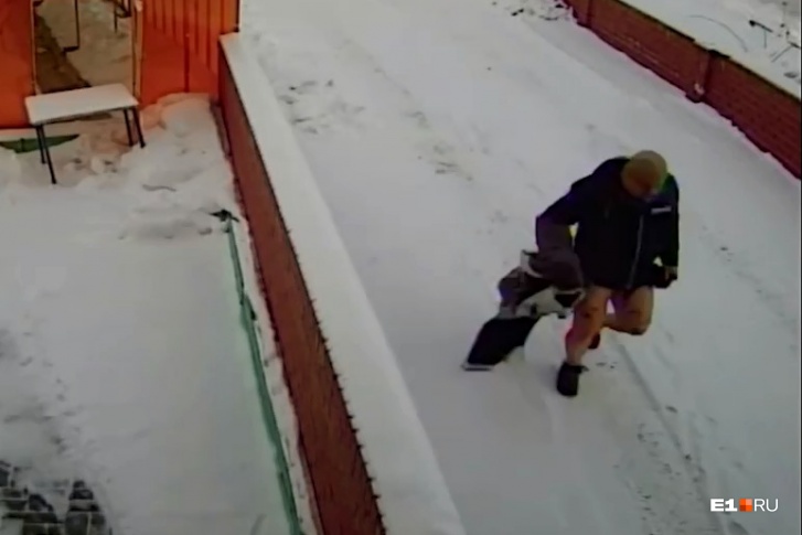 От взрыва с поджигателя сорвало одежду От взрыва с поджигателя сорвало одежду