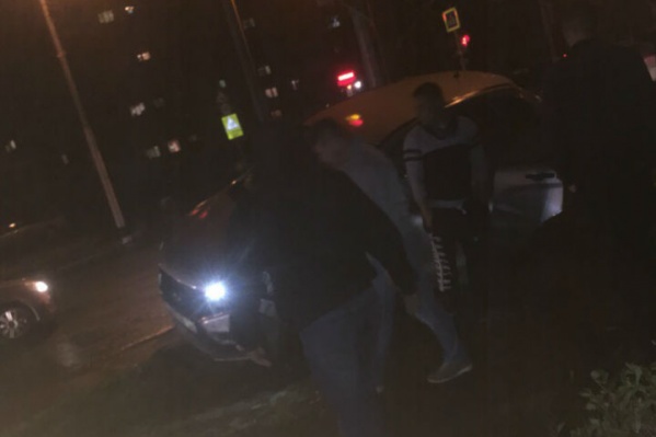 Прохожие пытались поставить автомобиль на колеса Прохожие пытались поставить автомобиль на колеса