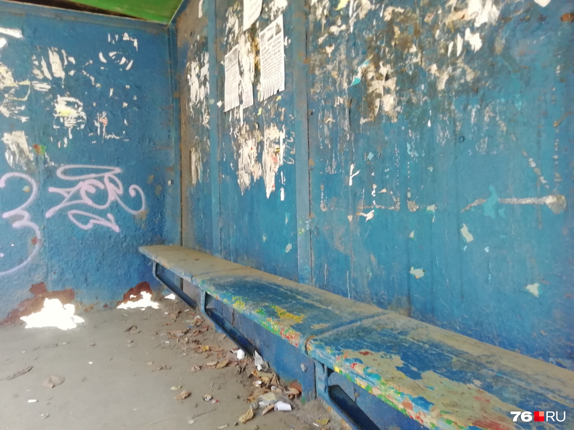 В этой остановке грязно и пыльно, но она по-настоящему спасает от ветра, дождя и снега В этой остановке грязно и пыльно, но она по-настоящему спасает от ветра, дождя и снега