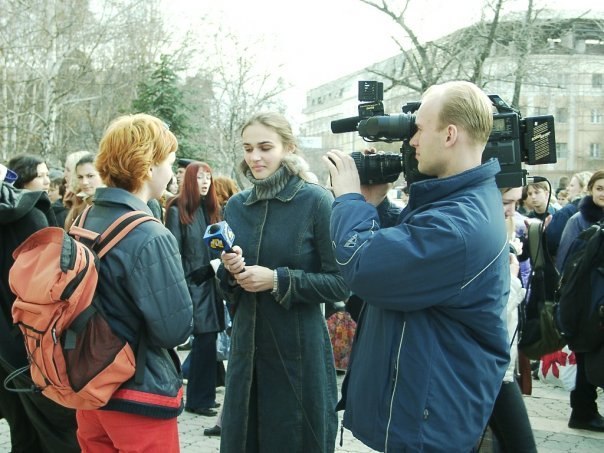 В этой скромной девушке, что на кадре, очень сложно узнать яркую звезду Алену Водонаеву. Не так ли? В этой скромной девушке, что на кадре, очень сложно узнать яркую звезду Алену Водонаеву. Не так ли?