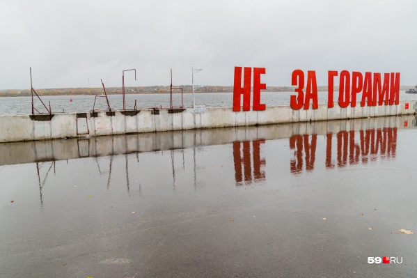 Сейчас слово «смерть» демонтировали рабочие Сейчас слово «смерть» демонтировали рабочие