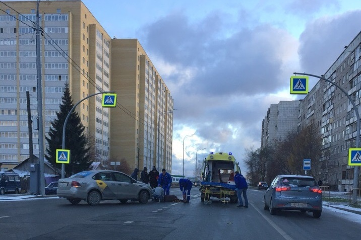 Авария с участием машины такси и пешехода произошла неподалеку от пешеходного перехода Авария с участием машины такси и пешехода произошла неподалеку от пешеходного перехода