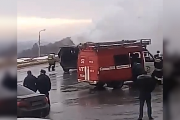 Очевидцев испугал дым и запах гари, но огнеборцы быстро справились с ЧС Очевидцев испугал дым и запах гари, но огнеборцы быстро справились с ЧС