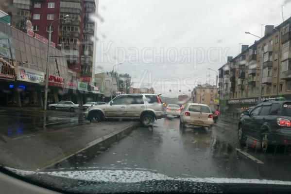 Автомобиль заехал на разделительный бордюр Автомобиль заехал на разделительный бордюр