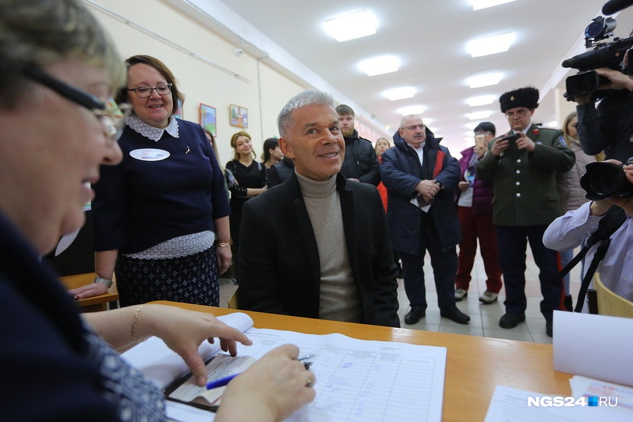 Олег Газманов проголосовал в Красноярске и заявил, что привез «ясные дни»