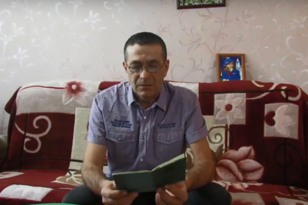 Юрий Цветков живёт в служебной квартире вместе с женой и 11-летней дочерью Юрий Цветков живёт в служебной квартире вместе с женой и 11-летней дочерью