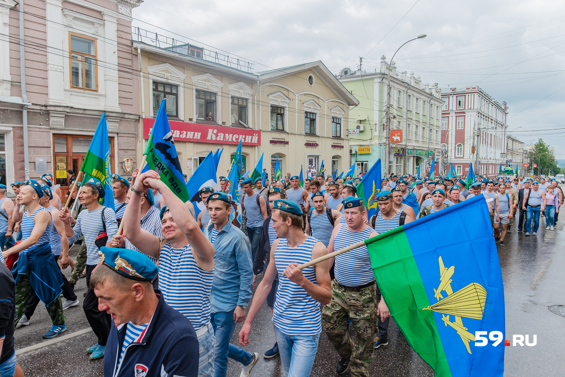 Десантники прошлись по улице Сибирской Десантники прошлись по улице Сибирской