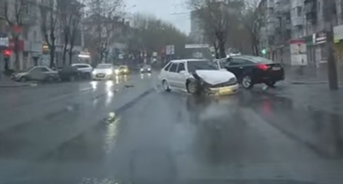 Дорожное видео недели: "паровозик" на Малышева, сальто по-тагильски и разборки на парковке
