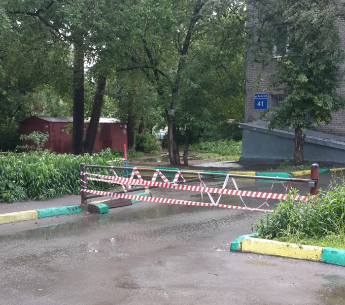 Шлагбаум перегородил проезд от дома № 41 к дому № 37 и дальше на ул. Блюхера Шлагбаум перегородил проезд от дома № 41 к дому № 37 и дальше на ул. Блюхера