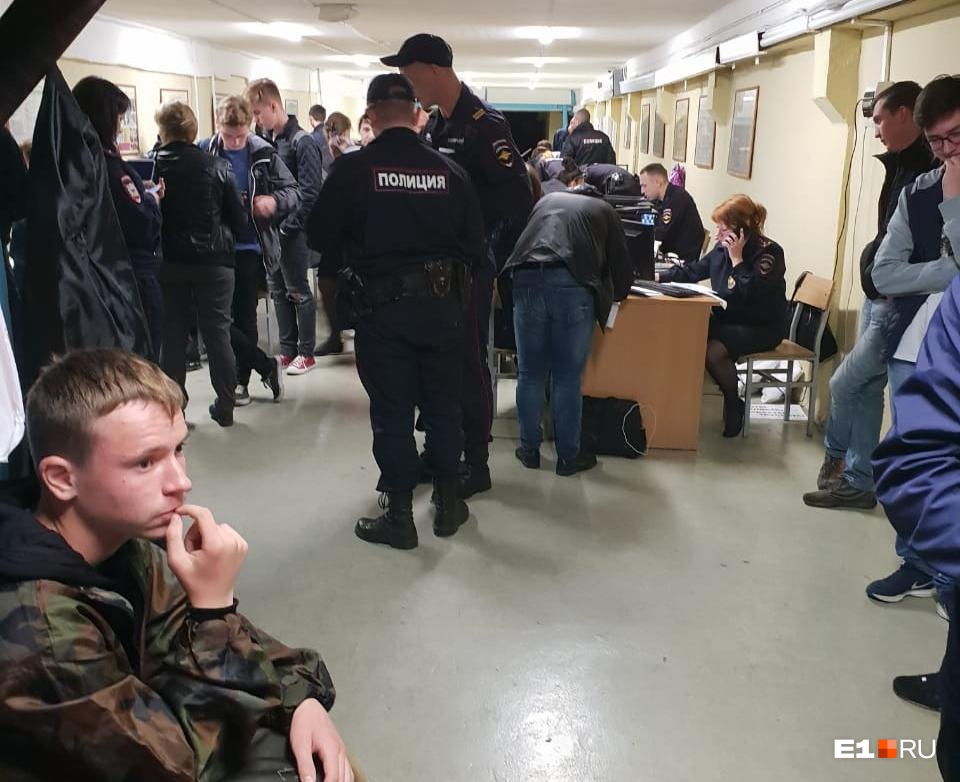 Конвейер по выписыванию протоколов полиция организовала в
тире Конвейер по выписыванию протоколов полиция организовала в
тире