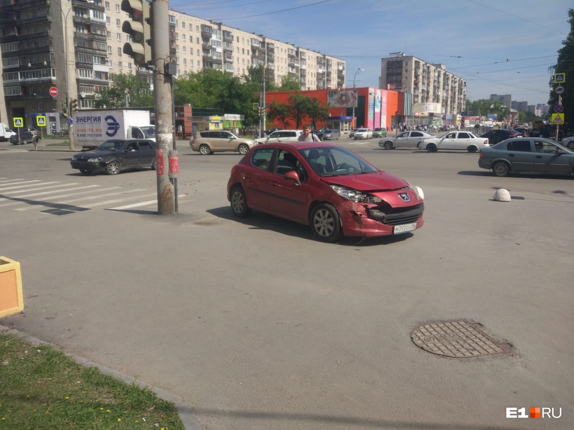 Появилось видео аварии на перекрестке Бакинских Комиссаров и Победы, где  Peugeot вылетел на тротуар | 09.06.2019 | Екатеринбург - БезФормата