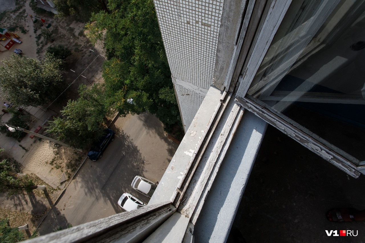 В Волгограде полуторогодовалый мальчик выпал из окна на бетонную плиту