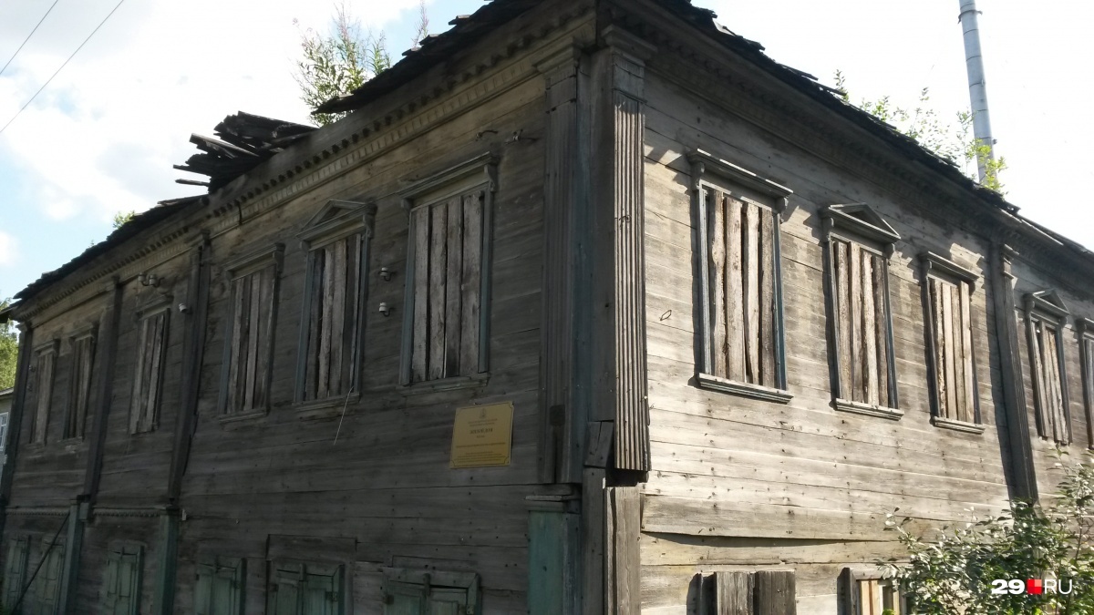 На табличке написано, что строение охраняется на региональном уровне. Селфи?