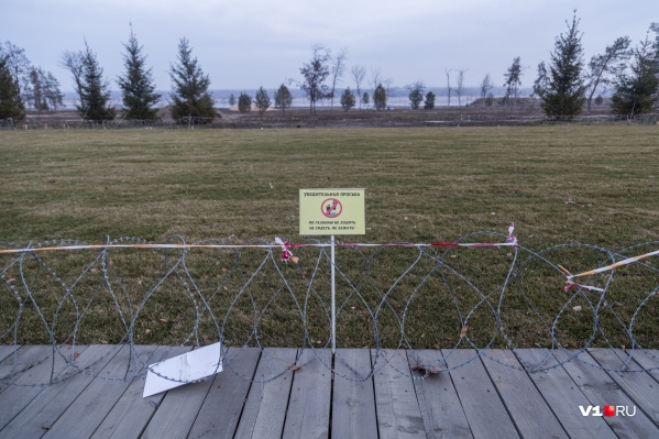Ходить по газонам концессионер запрещает, но хранить отходы в парке себе позволяет Ходить по газонам концессионер запрещает, но хранить отходы в парке себе позволяет