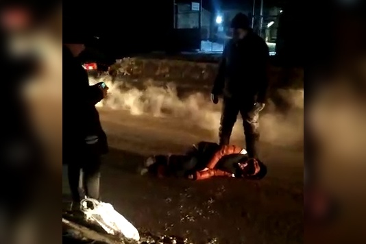 По словам очевидцев, пострадавшая женщина жива, ей нужна медицинская помощь По словам очевидцев, пострадавшая женщина жива, ей нужна медицинская помощь