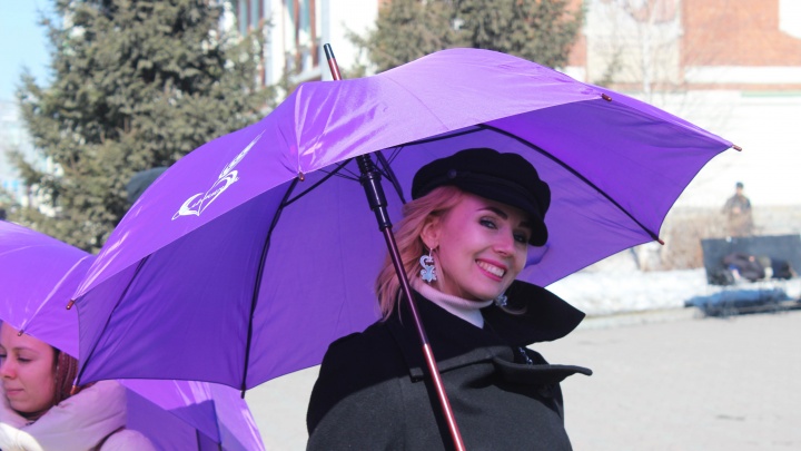 В Первомайском сквере появились девушки с фиолетовыми зонтами