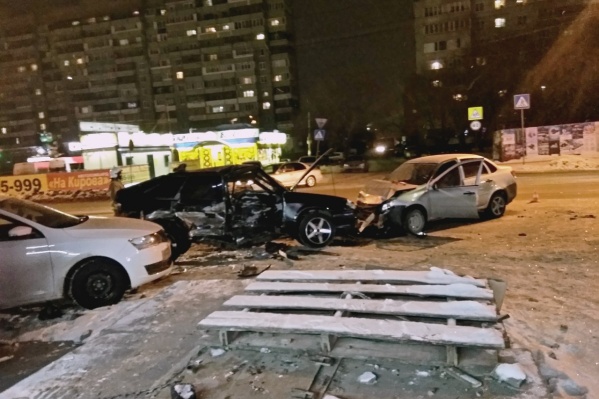 Так выглядели автомобили после ДТП, в котором пострадала женщина Так выглядели автомобили после ДТП, в котором пострадала женщина