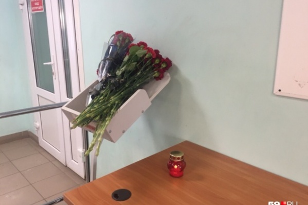 Первые букеты цветов появились на проходной у рудника еще утром, а сейчас их уже несколько десятков Первые букеты цветов появились на проходной у рудника еще утром, а сейчас их уже несколько десятков