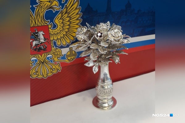 Чтобы ваза попала новоизбранному президенту в руки, а не в музей, ее сделали из серебра стоимостью менее 40 тысяч рублей Чтобы ваза попала новоизбранному президенту в руки, а не в музей, ее сделали из серебра стоимостью менее 40 тысяч рублей